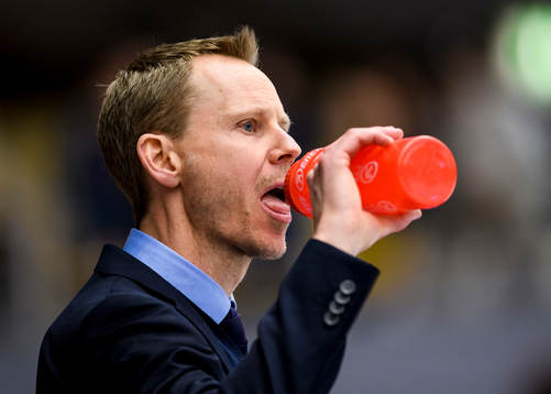 Djurgårdens tränare Robert Ohlsson dricker vatten