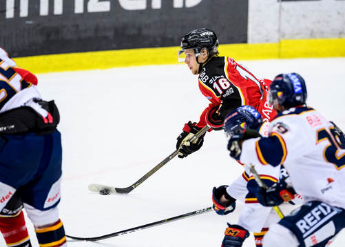 Luleås Einar Emanuelsson med pucken