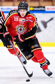 Luleås Bill Sweatt med pucken