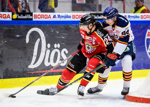 Luleås Johan Harju håller undan Djurgårdens Lukas Vejdemo