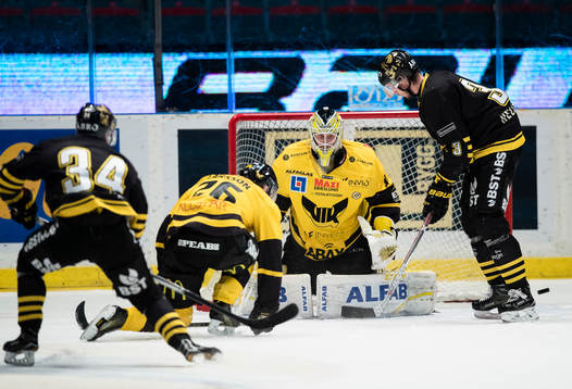 Västerås målvakt Marcus Dahlbom räddar ett skott från