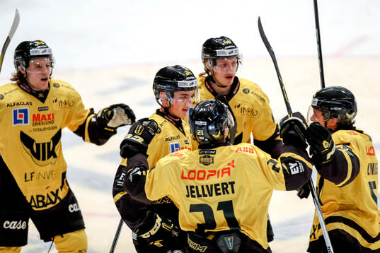 Västerås Daniel Bernhardt jublar med lagkamrater