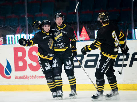 s Anders Eriksson (m) gör 1-0 och gratuleras av Jesper