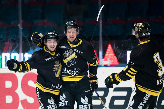 s Anders Eriksson (m) gör 1-0 och gratuleras av Jesper