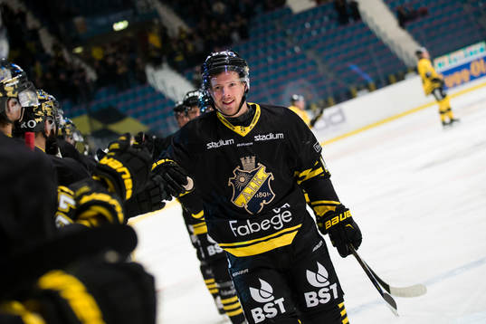 s Anders Eriksson gratuleras av lagkamrater