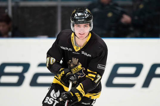 s Max Lindholm värmer upp