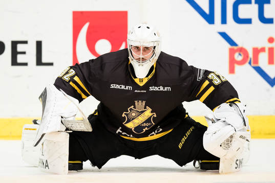 s målvakt Gasper Kroselj värmer upp