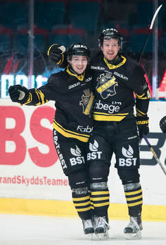 s Anders Eriksson gratuleras av AIK:s Jesper Frödén (v)