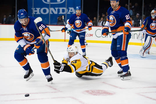 New Yorks Nikolay Kulemin och Jason Chimera utmanas av