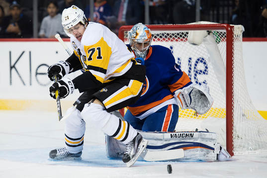 Pittsburghs Evgeni Malkin oroar framför New Yorks målvakt