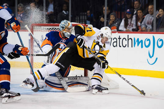 Pittsburghs Evgeni Malkin oroar framför New Yorks målvakt