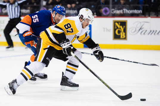 New Yorks Johnny Boychuk och Pittsburghs Sidney Crosby