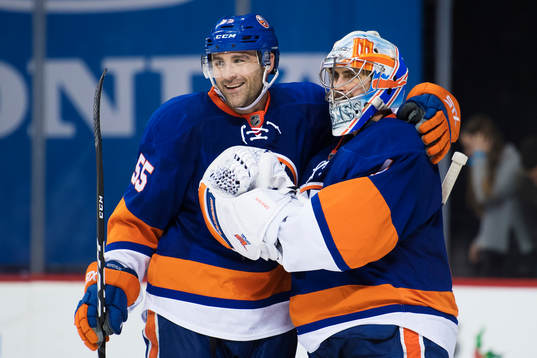 New Yorks Johnny Boychuk och målvakt Thomas Greiss jublar