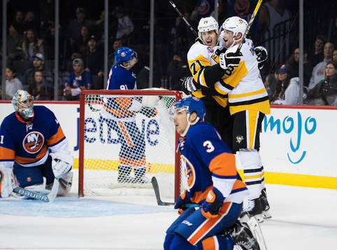 Pittsburghs Evgeni Malkin och Brian Dumoulin jublar
