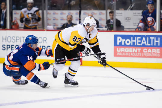 New Yorks Thomas Hickey och Pittsburghs Sidney Crosby