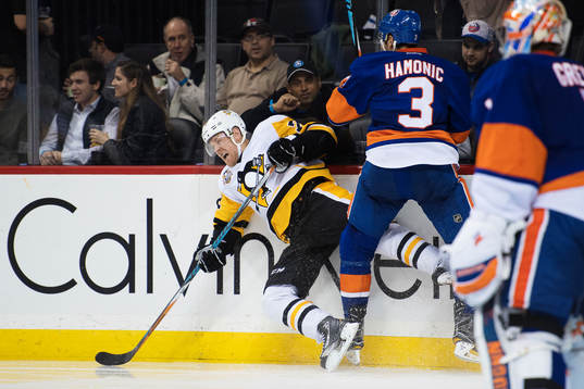 Pittsburghs Patric Hörnqvist blir tacklad av New Yorks