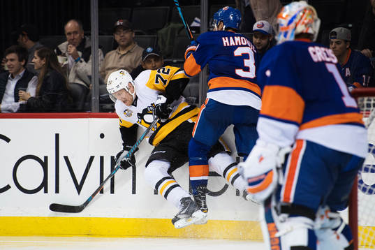 Pittsburghs Patric Hörnqvist blir tacklad av New Yorks