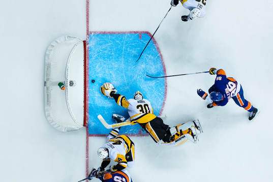 Pittsburghs Justin Schultz, målvakt Matthew Murray och Ian
