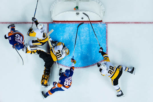 Pittsburghs Justin Schultz, målvakt Matthew Murray och Ian