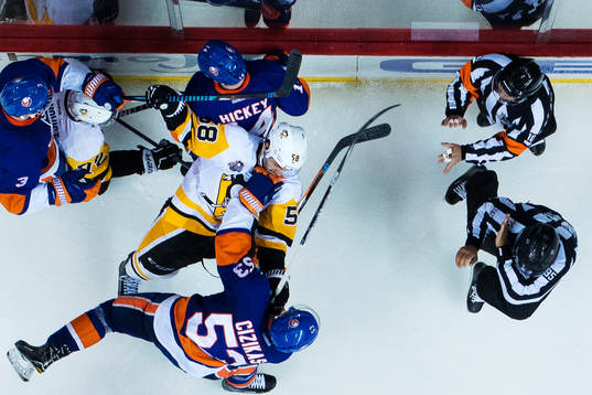 Pittsburghs Kris Letang trycks till av New Yorks Casey