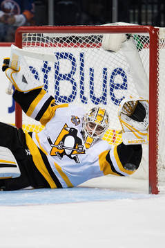 Pittsburghs målvakt Matthew Murray räddar ett skott