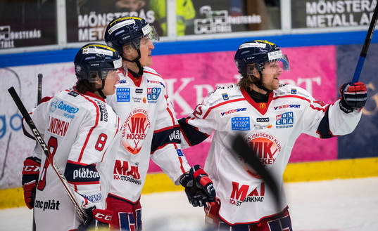 Västerviks Mats Josten Fröshaug, i mitten, jublar