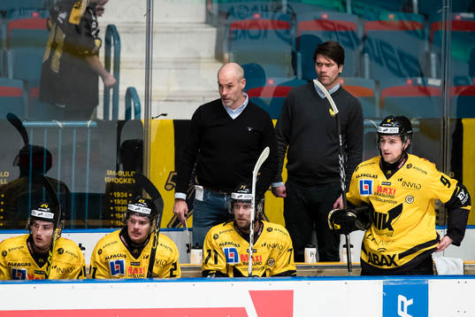 Västerås tränare Christer Olsson (m) följer spelet