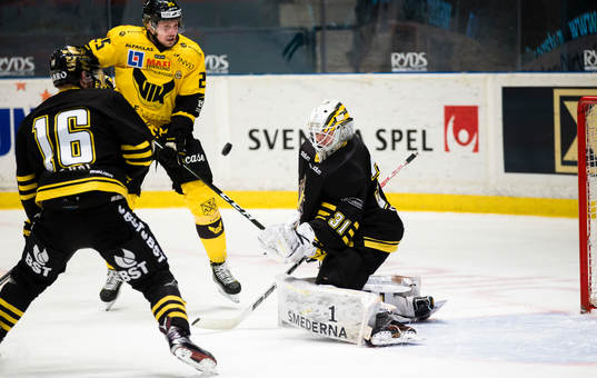 s målvakt Linus Lundin med en räddning