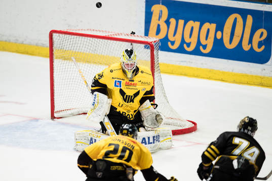 s Joakim Thelin med ett skott framför Västerås målvakt