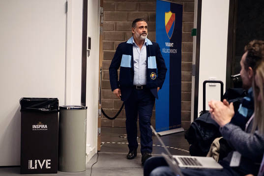 Özcan Melkemichel träder in och