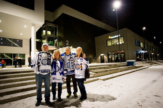 Leksandssupportrar utanför Behrn Arena