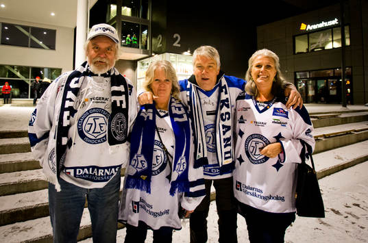 Leksandssupportrar utanför Behrn Arena