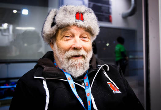 Örebrosupportern Torsten Eriksson med en Örebromössa