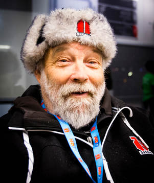 Örebrosupportern Torsten Eriksson med en Örebromössa