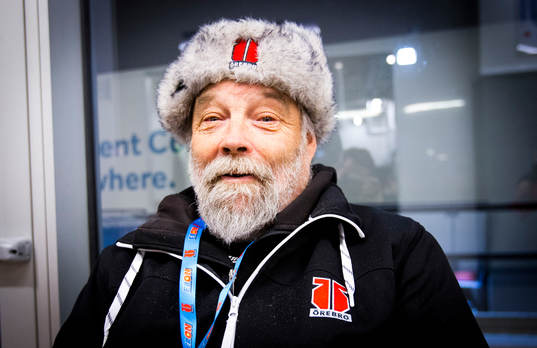 Örebrosupportern Torsten Eriksson med en Örebromössa