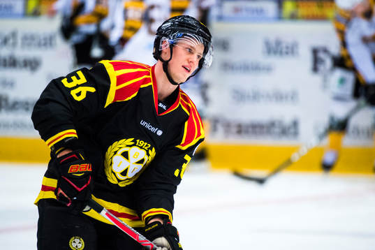 Brynäs Linus Ölund före  ishockeymatchen i SHL mellan
