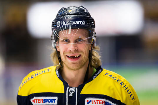 s Mattias Tedenby skrattar
