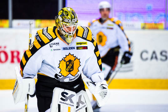 Skellefteås målvakt Gustaf Lindvall före ishockeymatchen