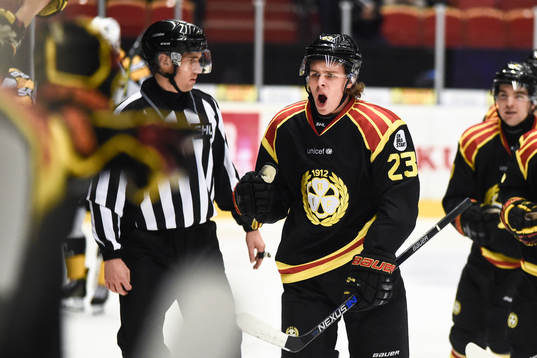 Brynäs Lucas Carlsson jublar
