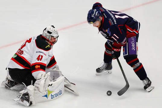 Linköpings Garret Roe oroar framför Malmö Redhawks