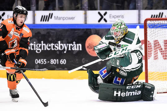 Färjestads målvakt Stefan Steen räddar framför