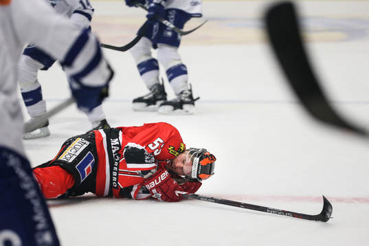Örebros Bobbo Petersson skadad och tvingas kliva av isen