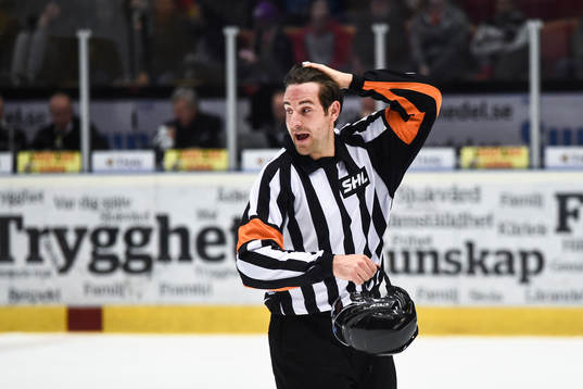Domare Mikael Sjöqvist dömmer bort ett mål