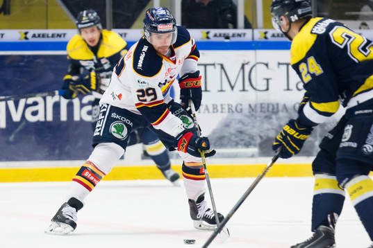 Djurgårdens Matt Anderson med pucken