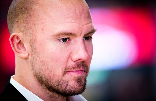 Örebros nyförvärv Nicklas Grossman blir intervjuad i