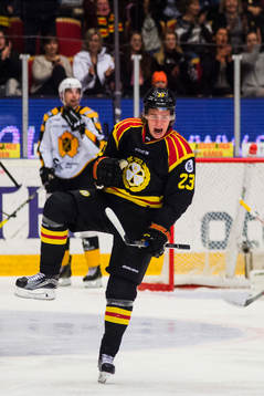 Brynäs Lucas Carlsson jublar