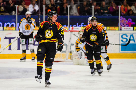 Brynäs Lucas Carlsson jublar