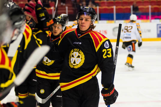 Brynäs Lucas Carlsson jublar