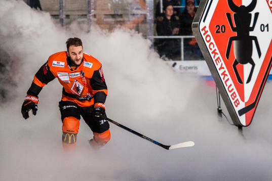 Karlskronas John Henrion på väg ut på isen