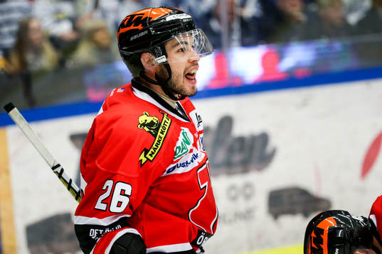 Örebros Greg Squires jublar